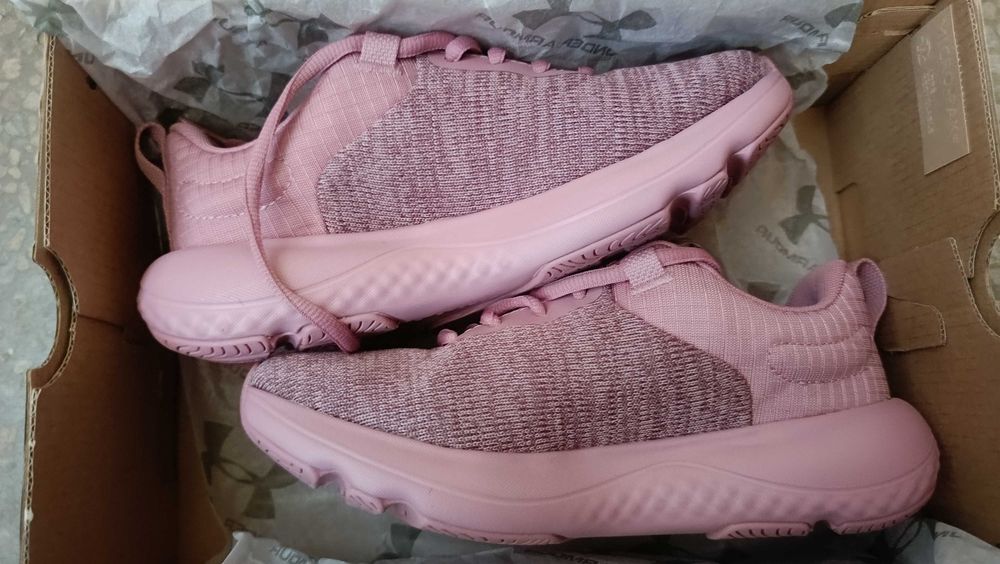 Buty damskie wiosna różowe . Firma" Under Armour""