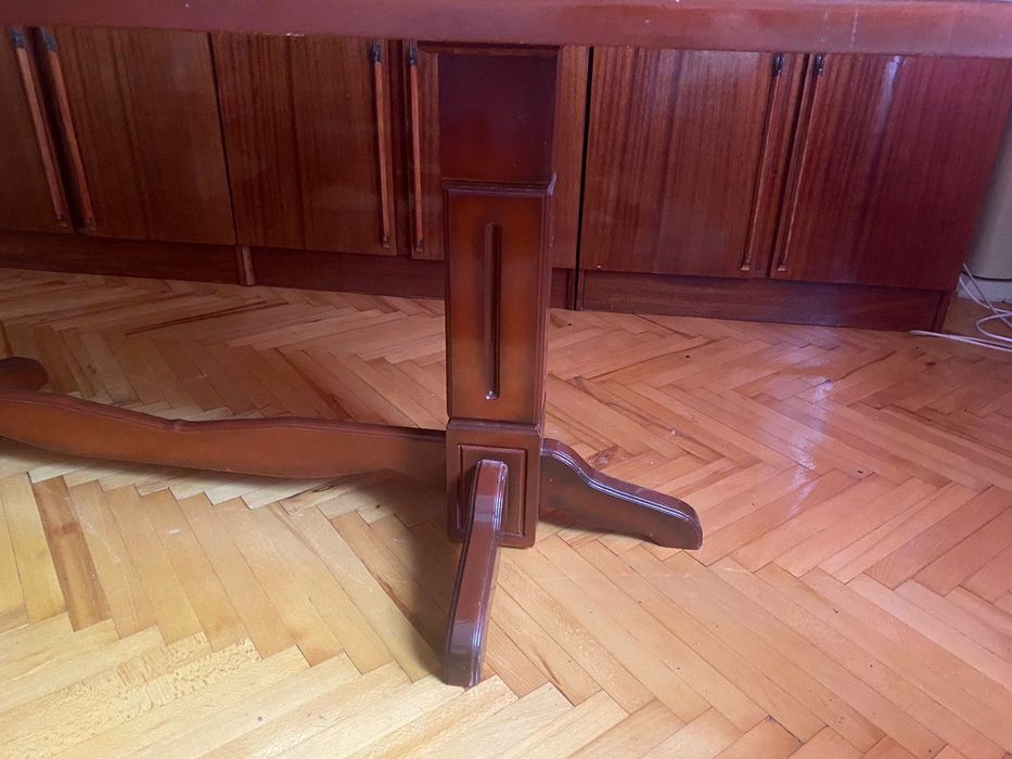 Деревʼяний стіл для вітальні