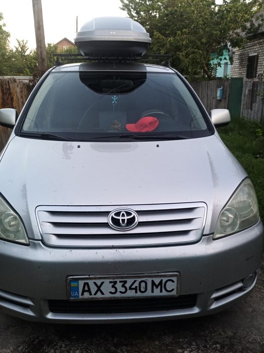 Машина Toyota Avensis verso