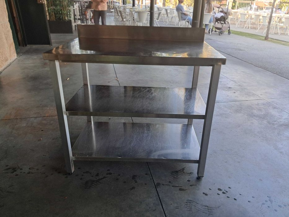 Banca/Escaparate em aço inox para hotelaria