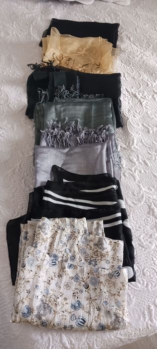 Lenços para mulheres variadas. Preco entre 4 e 10€