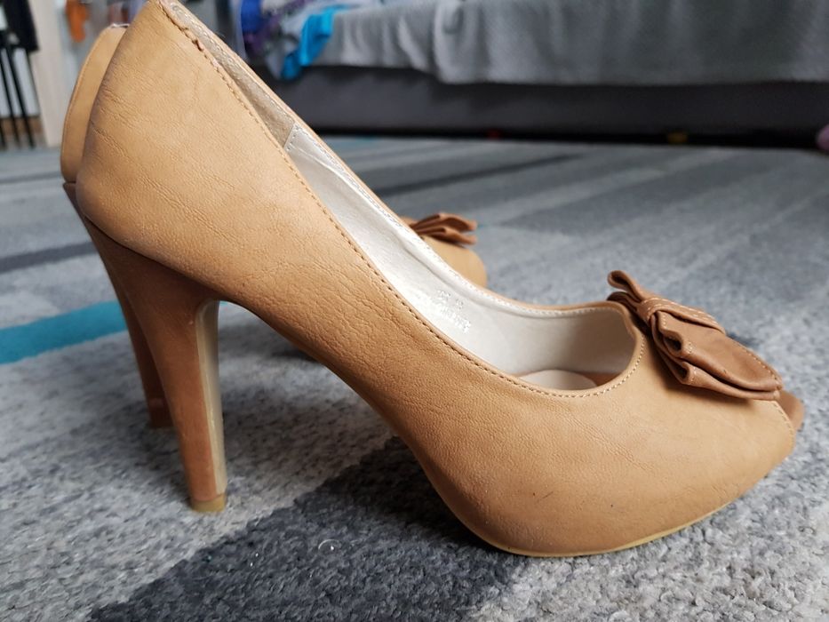 Szpilki beżowe r 38