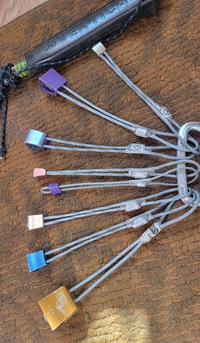 Набір закладних елементів , карабін  для туризму