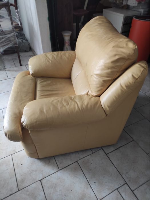 Sofá Pele Amarelo Como Novo