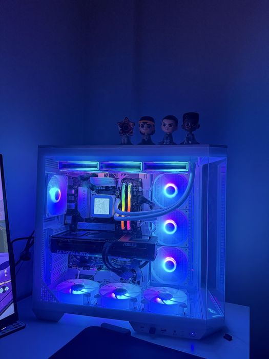 PC GAMER LUXE WHITE BUILD RTX 5070