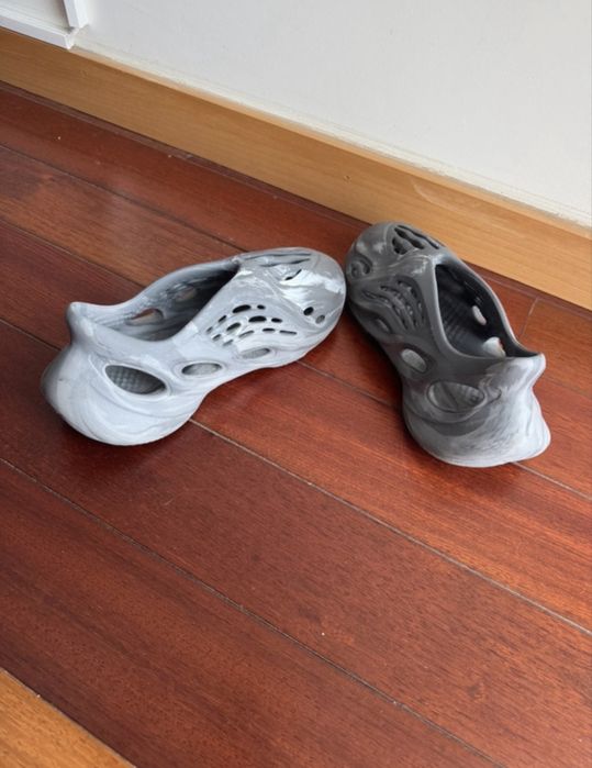 Yeezy foam cinzentas