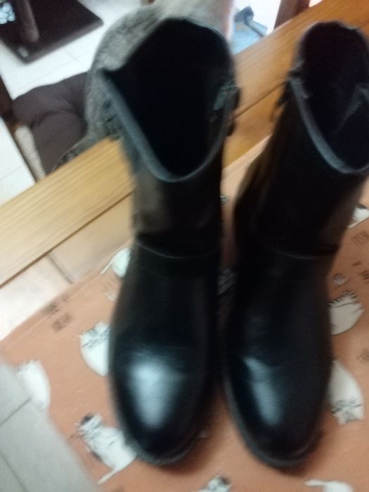 Botas pretas com presilhas