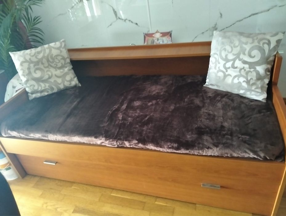 Cama de solteiro em pinho mel