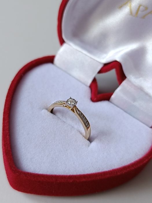 Złoty pierścionek Apart próba 375 z diamentem.