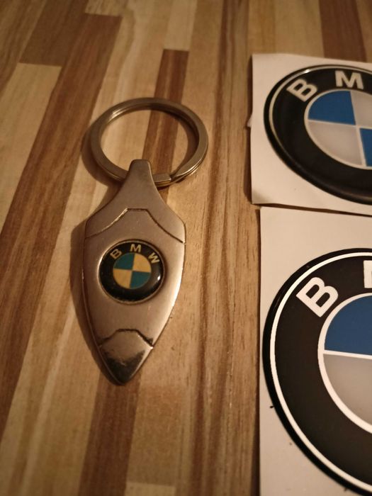 bryloczek z naklejkami na kapsle bmw