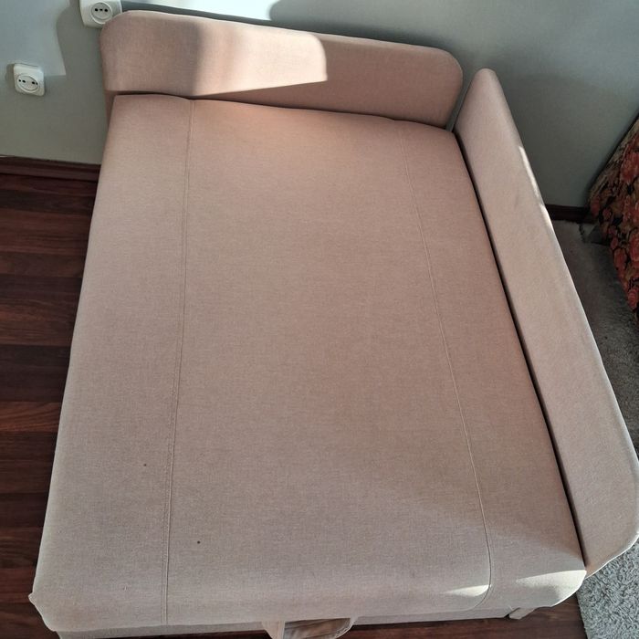 Beżowa składana sofa