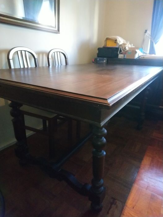 Mesa de jantar em madeira e 6 cadeiras