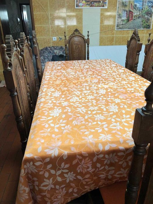 Mesa + 8 Cadeiras em Madeira e Pele