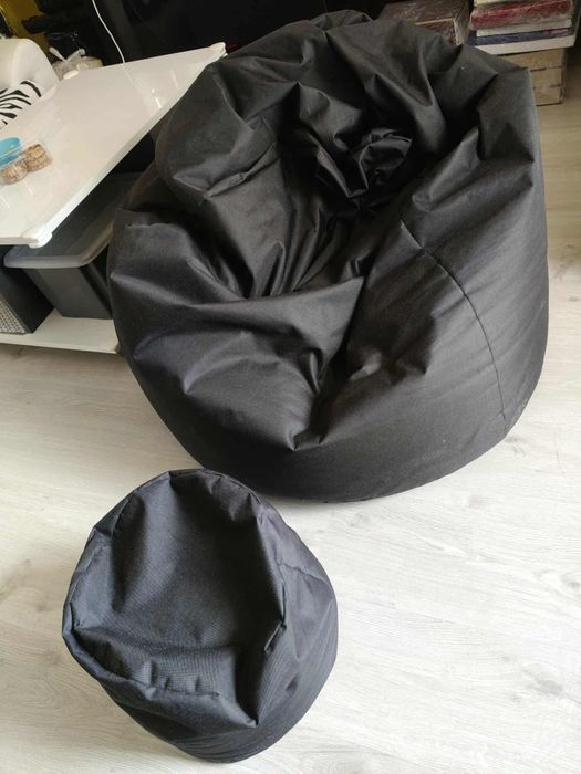 Czarna pufa z podnóżkiem