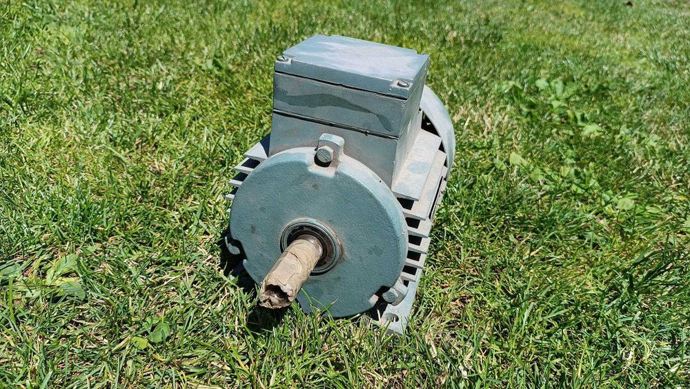 silnik starego typu, elektryczny trójfazowy - nowy