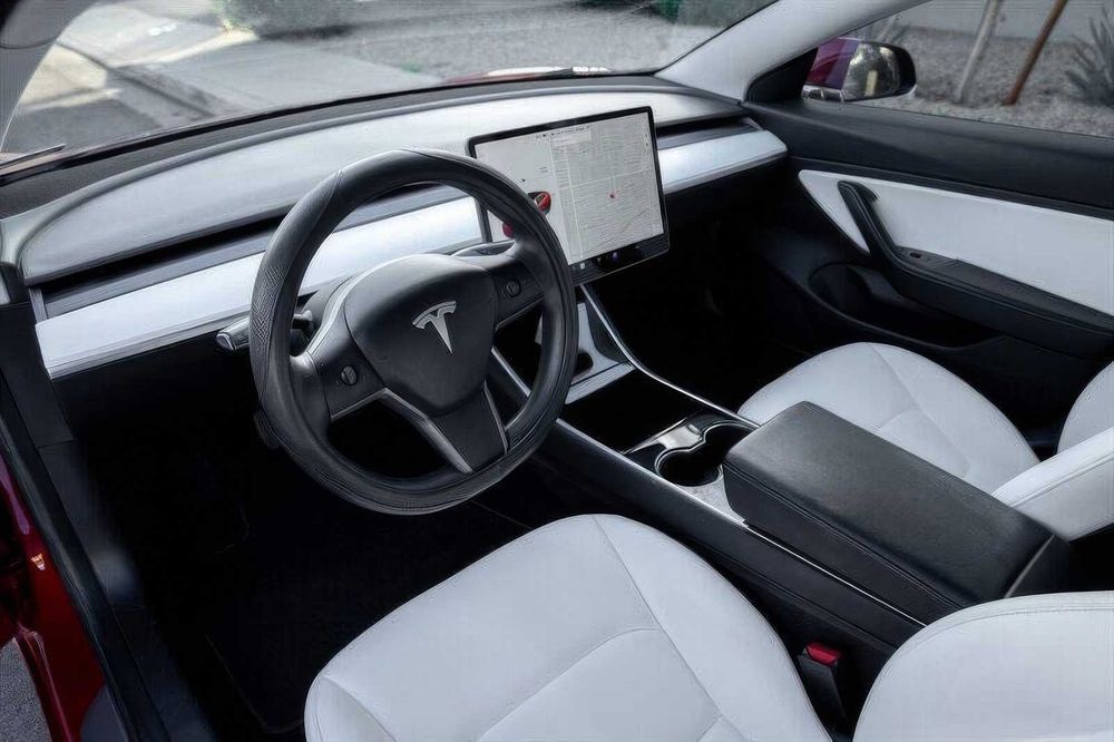 Tesla Model 3      2020