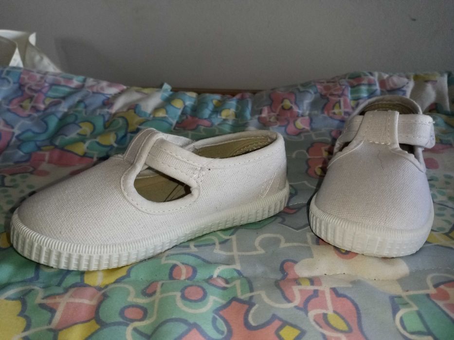 Pantufas e sapatos novos menina