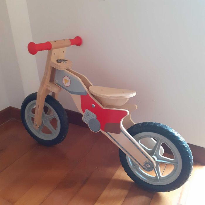 Bicicleta de aprendizagem em madeira para criança