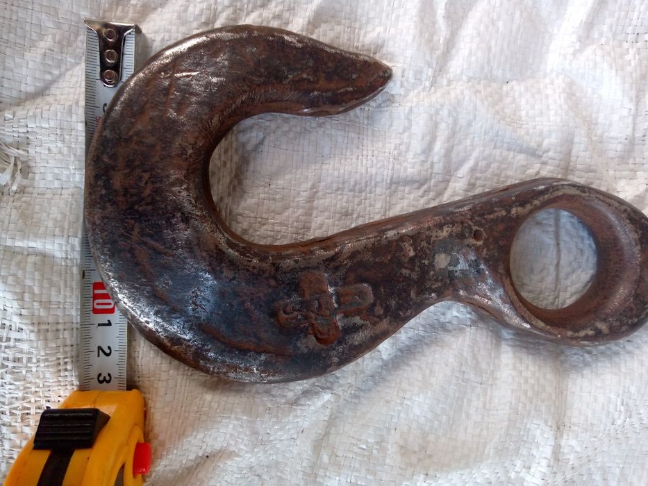 Крюк буксировочний