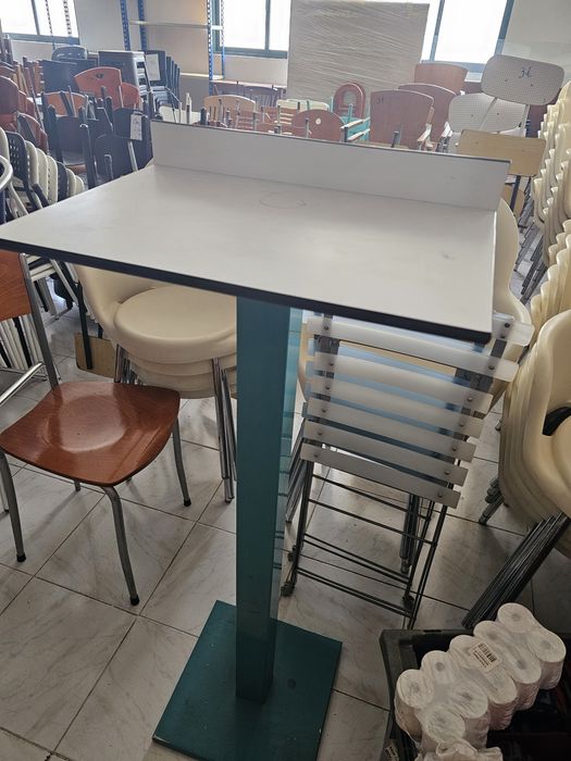 Mesa pé alto usada