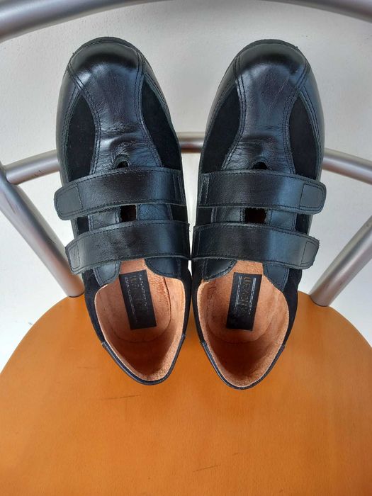 Sapatos pele, com cunha, tam. 39
