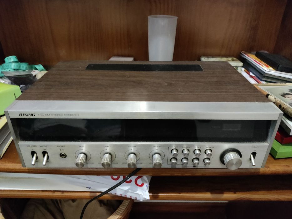 Recetor estéreo FM/AM, especificamente um modelo "Rising FM/AM Stereo