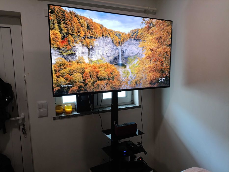 Vendo TV Haier H55K800UX de 55 polegadas com suporte.