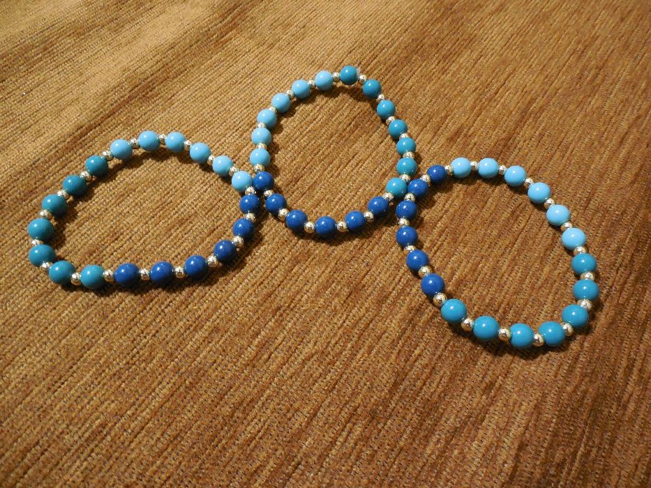 Zestaw biżuterii. Bransoletki i kolczyki.