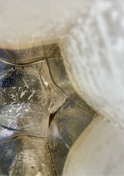Jarra branca e dourada de formato estrela