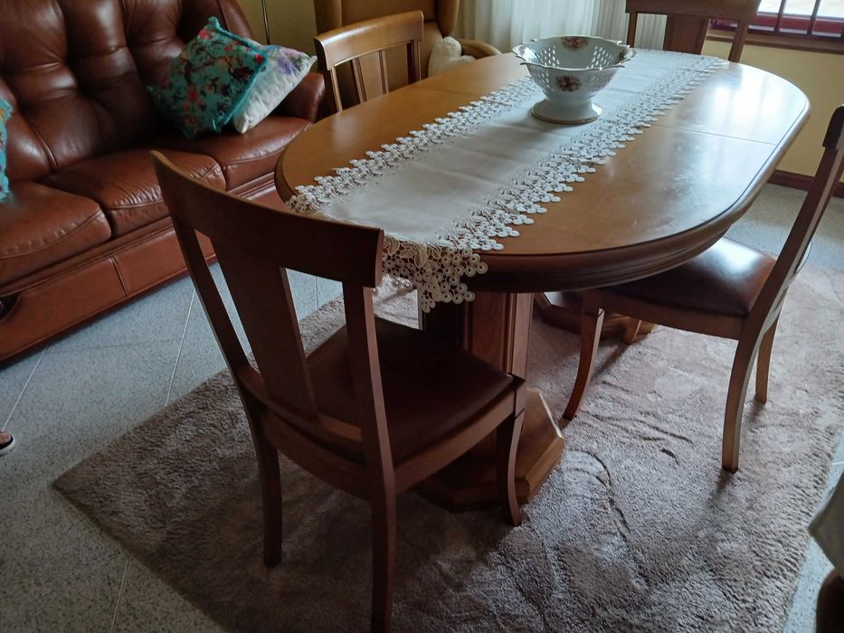 Mesa de sala completamente nova com 4 cadeiras em castanho