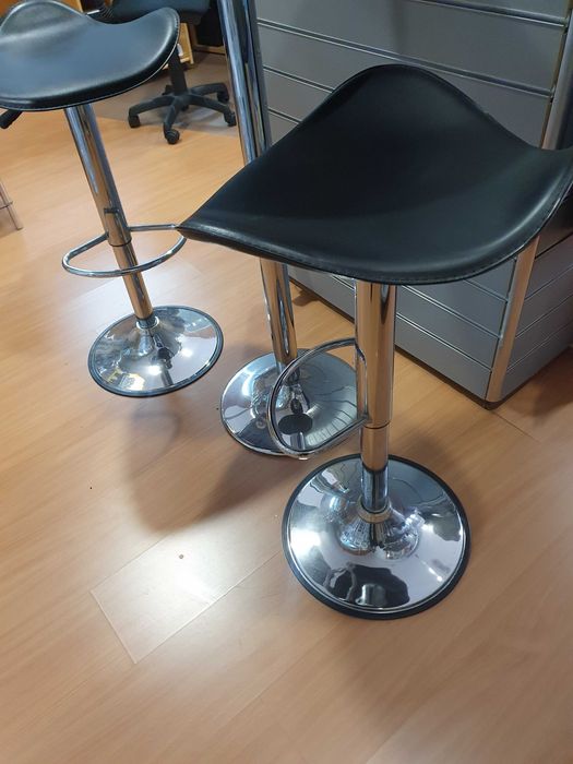 Bancos de Barra reguláveis  com Mesa de Bar