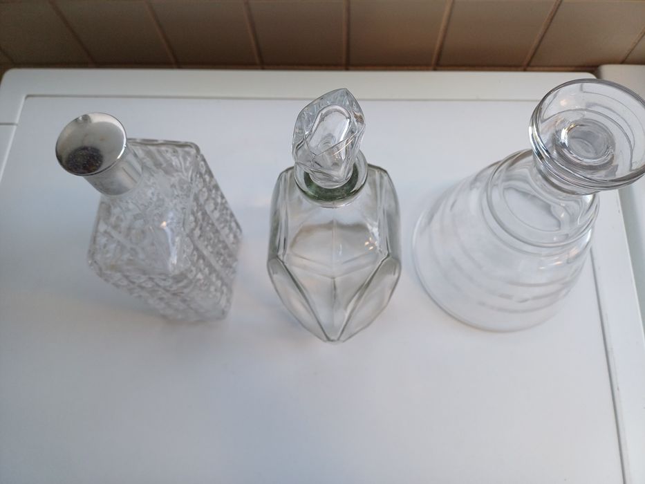 2 garrafas antigas de vidro para licores, whisky, etc.