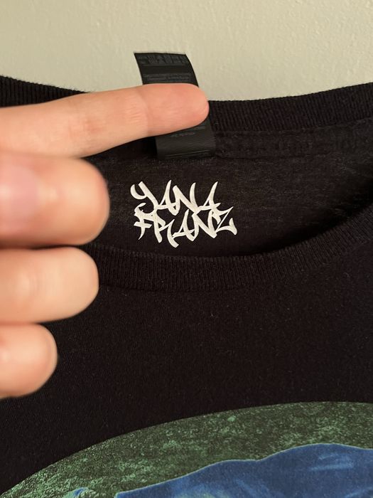 чорний лонгслів з принтом