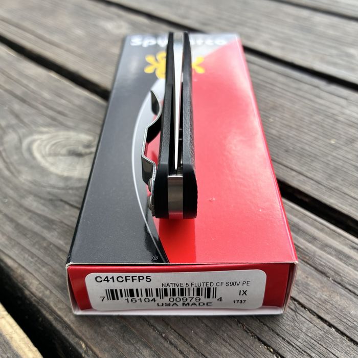 Spyderco Native 5 Fluted Carbon Fiber S90V