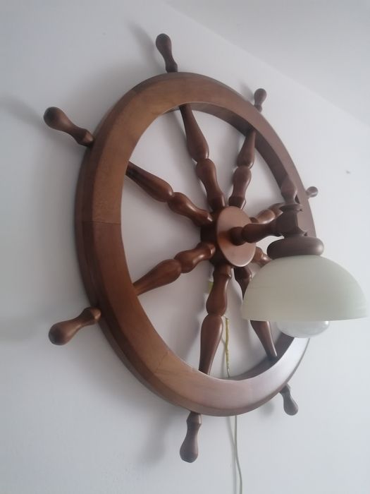Lampa ścienna drewniana koło sterowe