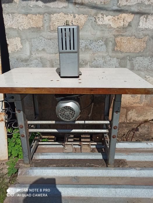 Промислова швейна машинка.