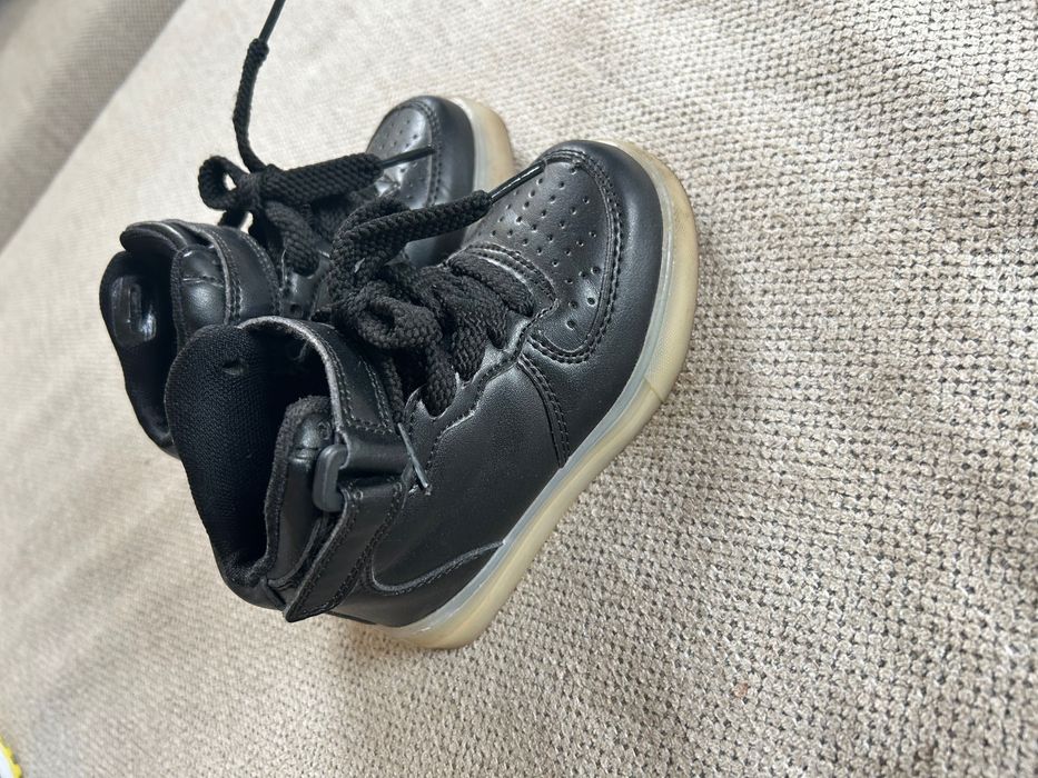Buty ze świecącą podeszwą dla chłopca 26
