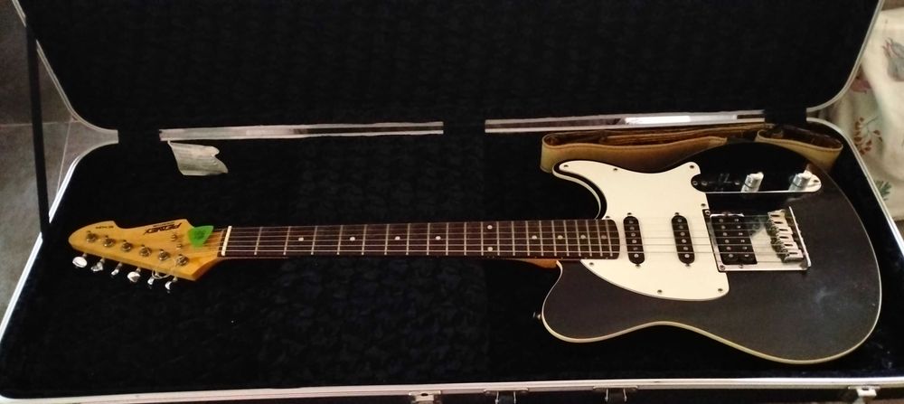 Guitarra eléctrica Peavey EXP com case