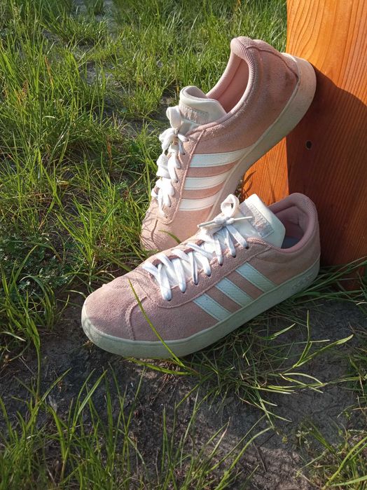 Оригінальні кросівки adidas, жіночі
