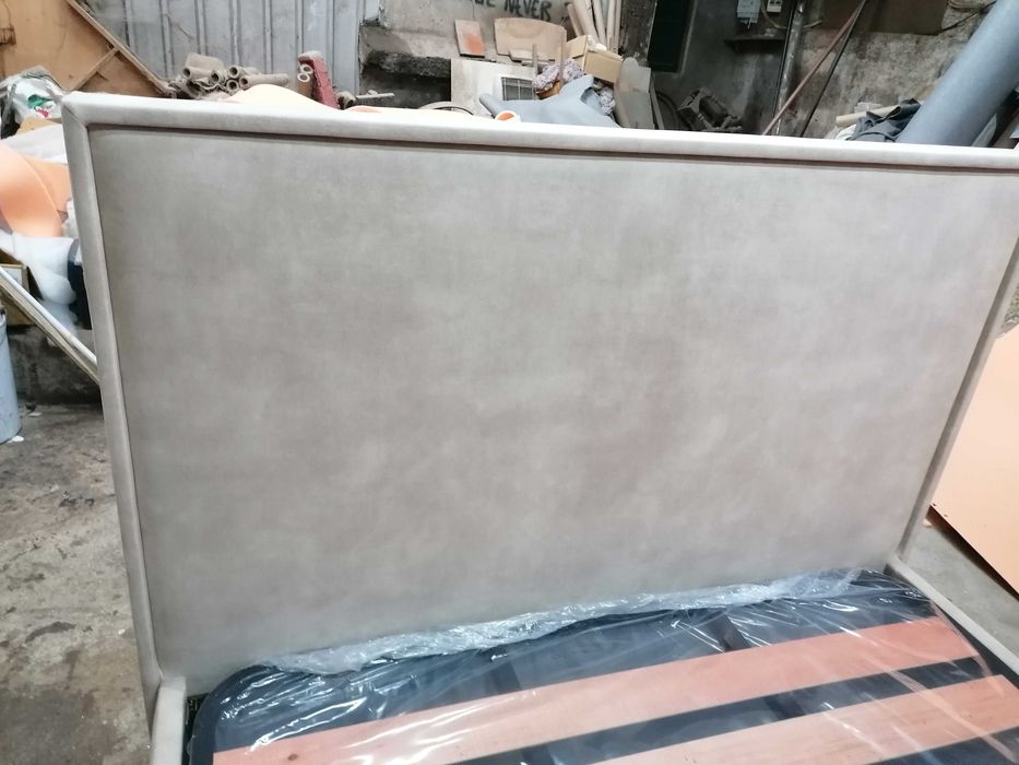 Cama estofada com led