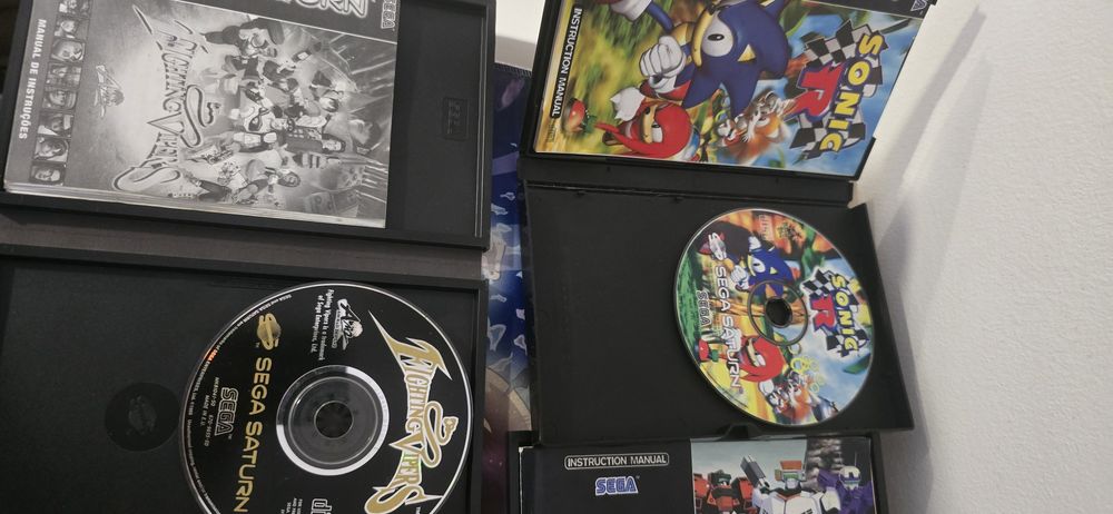 Pack Sega Saturn Modelo 1 (PAL) + 2 Comandos + 7 Jogos + Consola e Comandos Extra p/ Peças