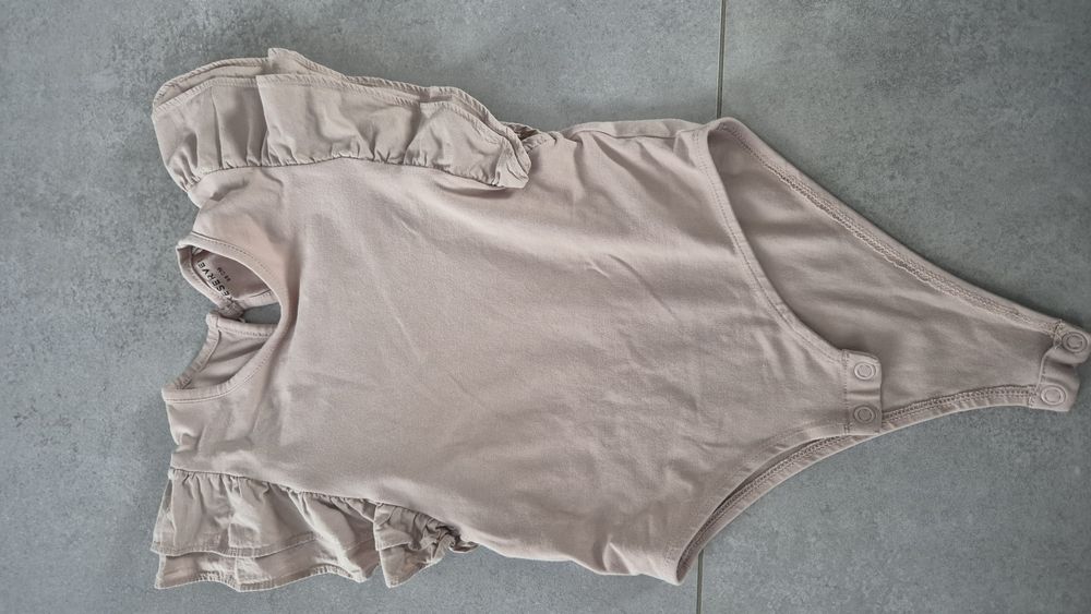 Kompet dla dziewczynki,  prążek,  body z falbaną