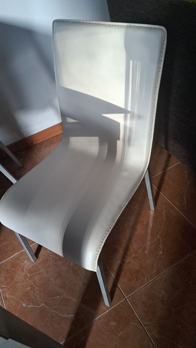 Vendo mesa de vidro e cadeiras