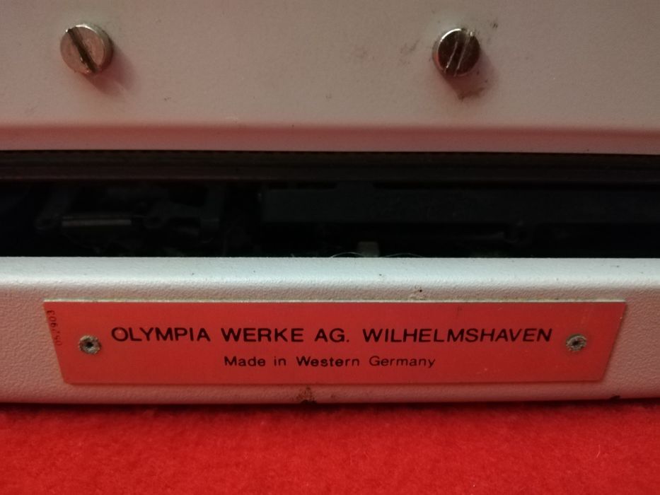 Máquina de Escrever Portátil Antiga "Olympia" Made in Western Germany