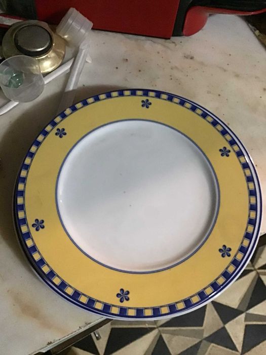 prato de refeição azul amarelo e branco