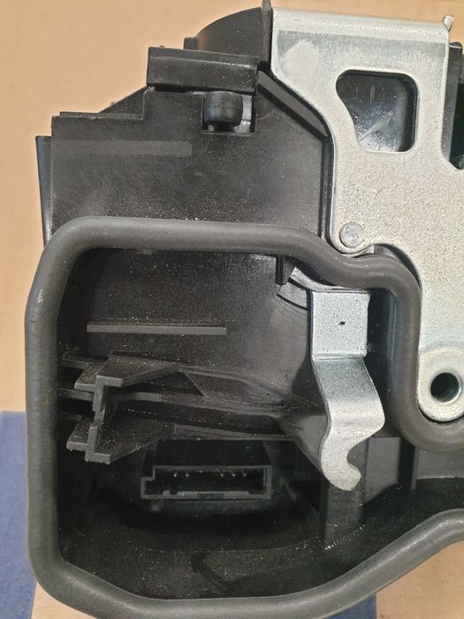 Zamek drzwi lewy prawy przód tył BMW e90 e60 F30 F31 LP PP LT PT