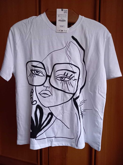 (NOVO C/ ETIQUETA, PORTES GRÁTIS) T-Shirt com Bordado de Rapariga (M)