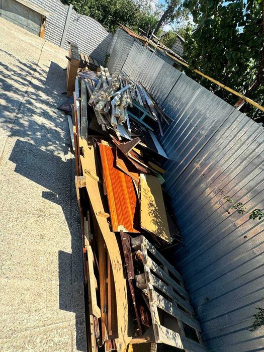 Продам старую мебель/ поддоны/ доски на дрова.Объем тары 12 м3