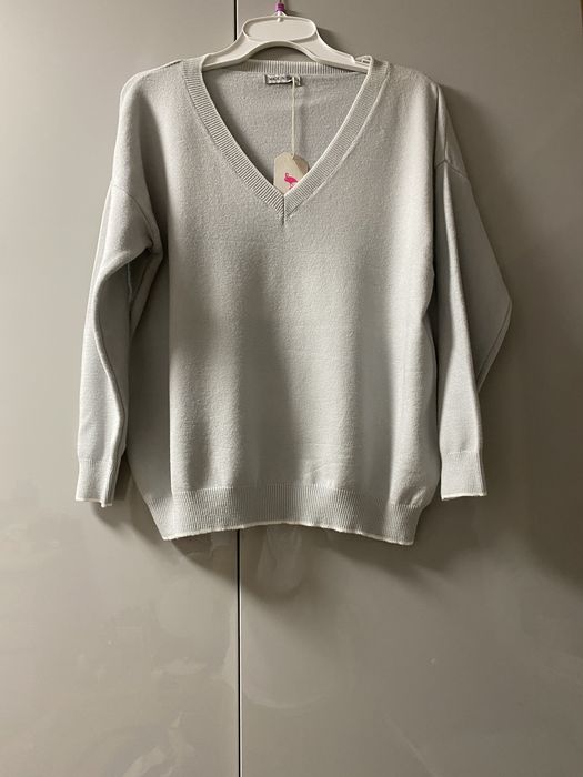 Sweter z dekoldem V Livan’s