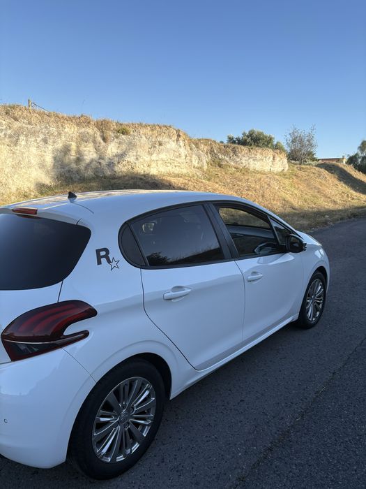 Peugeot 208 — fotografia 3